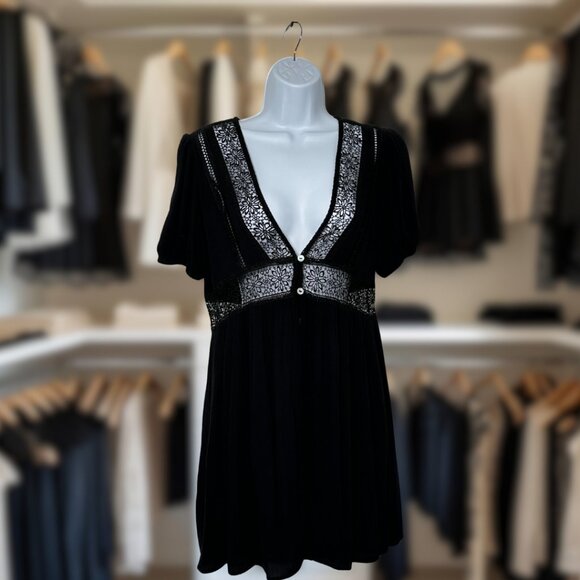 Bewitching BLACK BABYDOLL DRESS Lace rimmed V Neck & Waist Iridescent Buttons - Picture 2 of 9